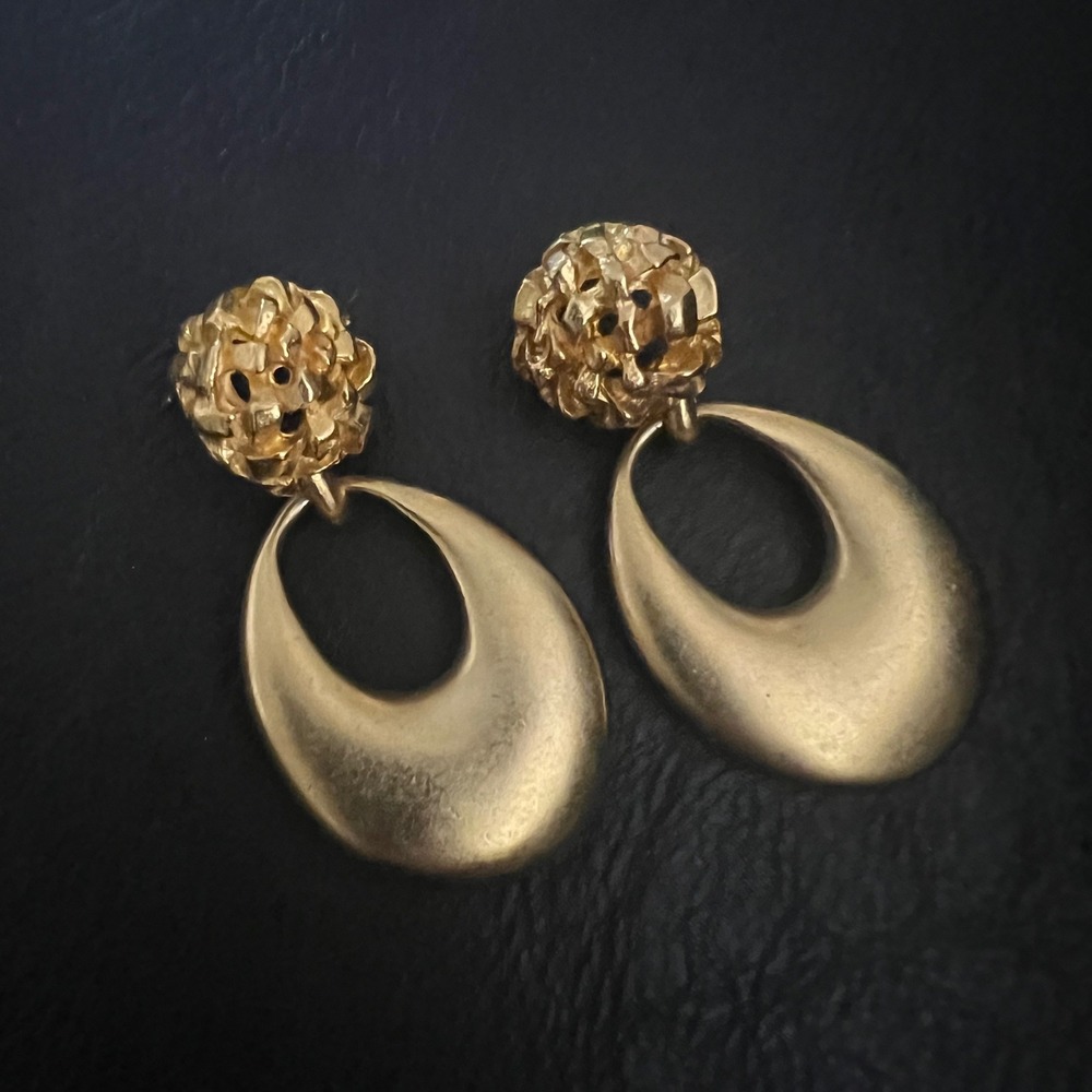 Vtg Gold Tone Textured Nugget Open Teardrop Dangle Earrings One Size Mob Wife